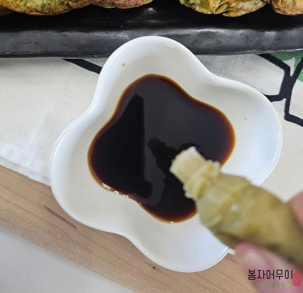 간장, 식초, 올리고당, 연와사비를 섞어 간장소스를 만드세요. 필요 시 물 1스푼을 추가해 농도를 조절합니다.