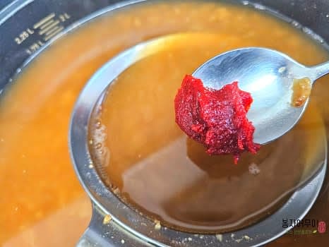 멸치육수에 나머지 재료를 넣고 보글보글 끓이세요. 된장 2스푼을 넣고 고추장 반 스푼을 추가해 맛을 조절합니다.