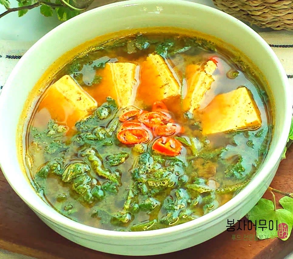 두부를 마지막에 넣고 국물이 잘 어우러지도록 끓여냅니다.