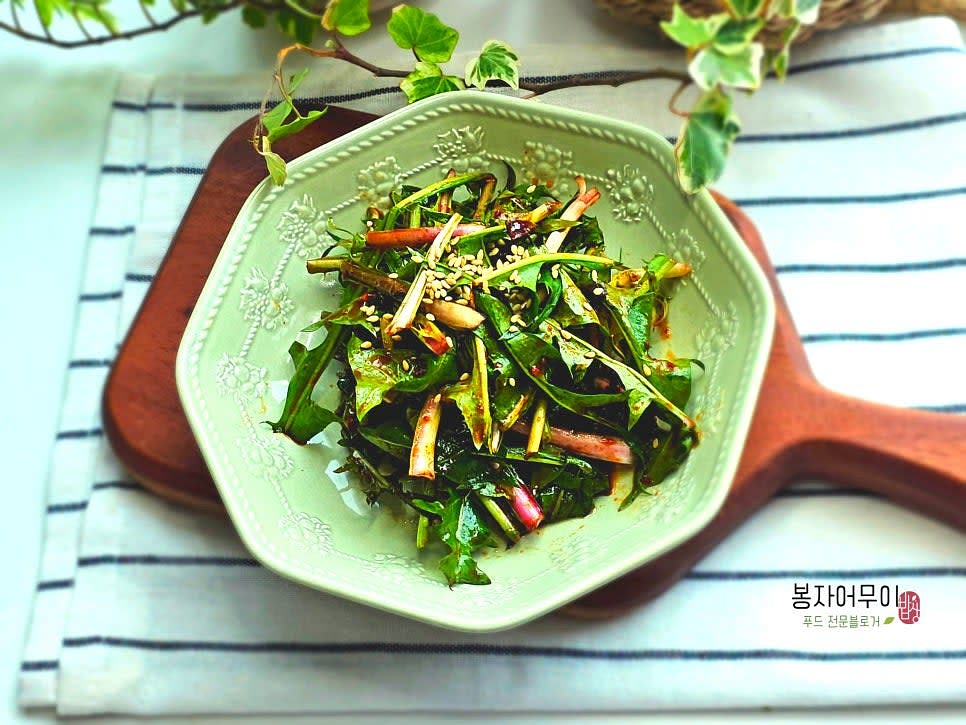 무침한 민들레는 바로 드시거나 냉장고에 넣어 보관해두고 먹어도 맛있습니다.