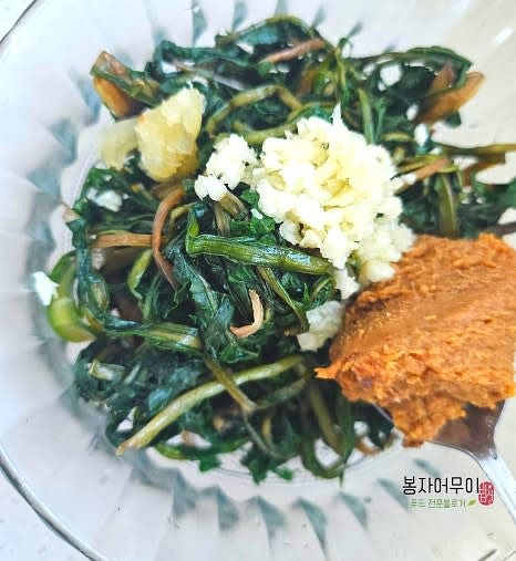 민들레 나물을 만들기 위해 된장 1스푼, 마늘 반 스푼, 고춧가루 0.5스푼, 참기름 0.5스푼을 섞어 양념을 준비합니다.