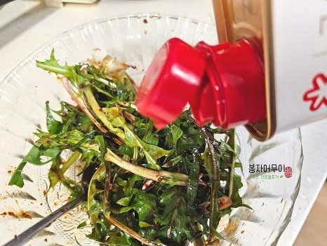 데친 민들레에 준비한 나물 양념을 넣고 잘 섞어줍니다.