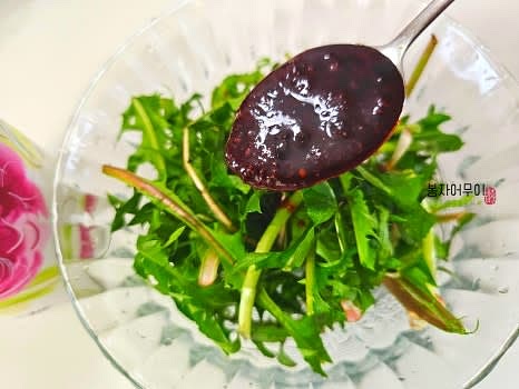 민들레에 무침 양념을 넣고 조물조물 무쳐줍니다. 기호에 따라 참기름을 조금 더 넣어도 좋습니다.