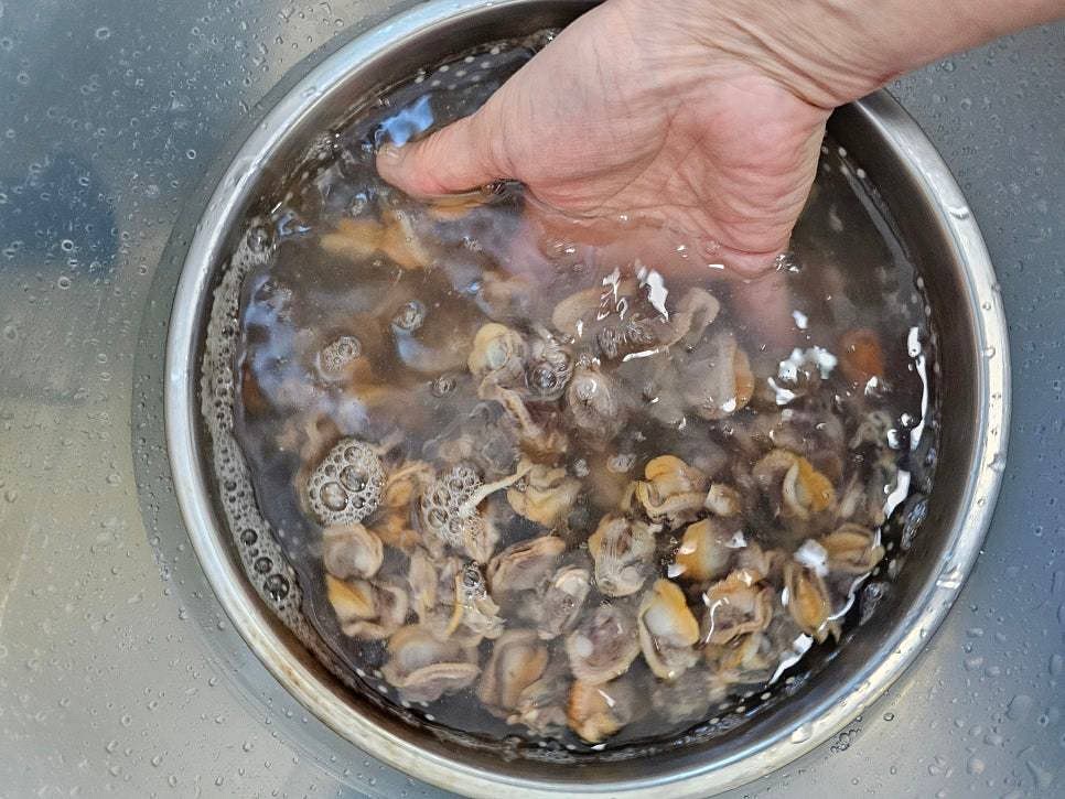 삶아진 꼬막은 수저로 껍질을 벗기고 알만 준비합니다.