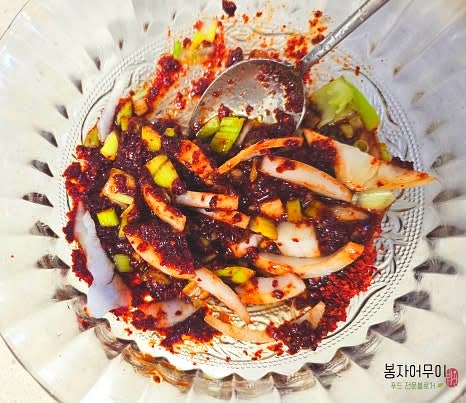 양념장은 고춧가루, 간장, 올리고당, 참치액젓, 매실청, 다진 마늘, 참기름, 깨소금을 섞어 준비합니다.