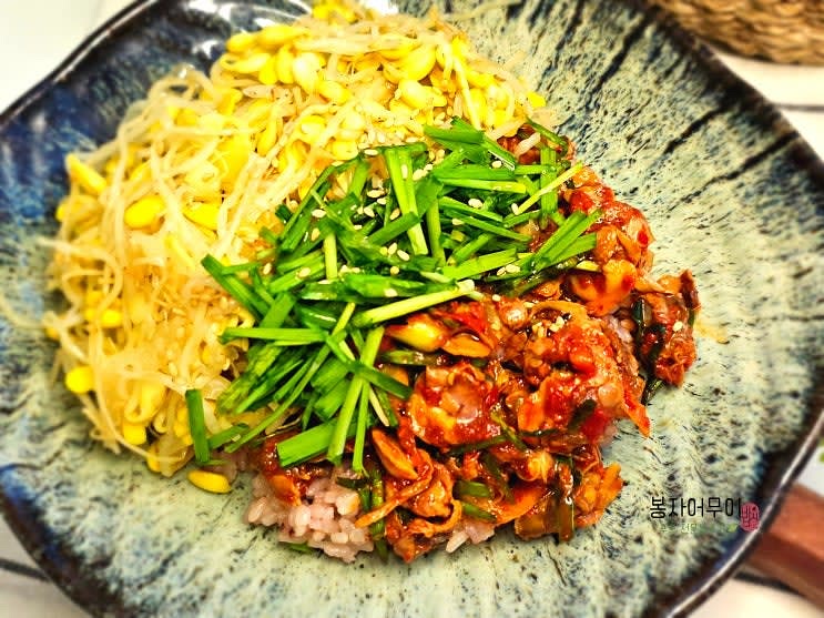 밥 위에 준비한 꼬막 무침과 콩나물 무침을 올려 완성합니다.