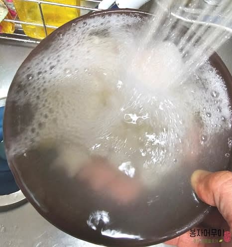 떡은 물에 여러 번 씻고 잠시 담가 남은 불순물을 제거합니다. 양배추는 한 장 정도 뜯어 씻어서 여러 번 헹궈 준비합니다.