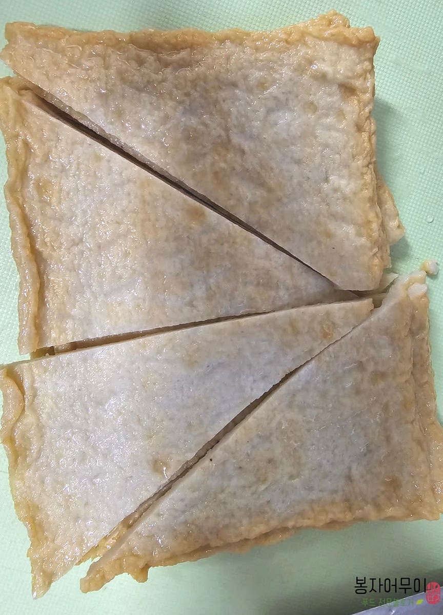 어묵은 떡볶이집처럼 삼각형으로 자르고, 라면은 살짝 삶아 사용합니다.