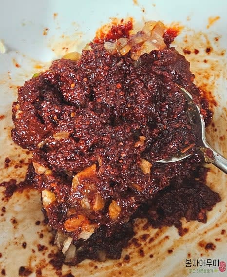 양념장을 미리 만들어 주세요. 고춧가루 4스푼, 설탕 3스푼, 간장 2스푼, 고추장 2스푼, 굴 소스 2스푼, 식용유 1스푼, 후추 1t, 다진 마늘 1스푼을 섞습니다.