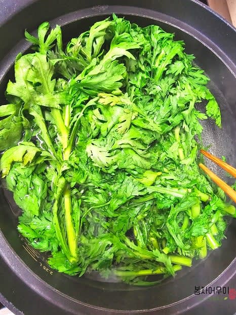 끓는 물에 소금 1스푼을 넣고 쑥갓을 넣어서 한두 번 섞어준 뒤 바로 건져냅니다. 물을 충분히 빼주세요.