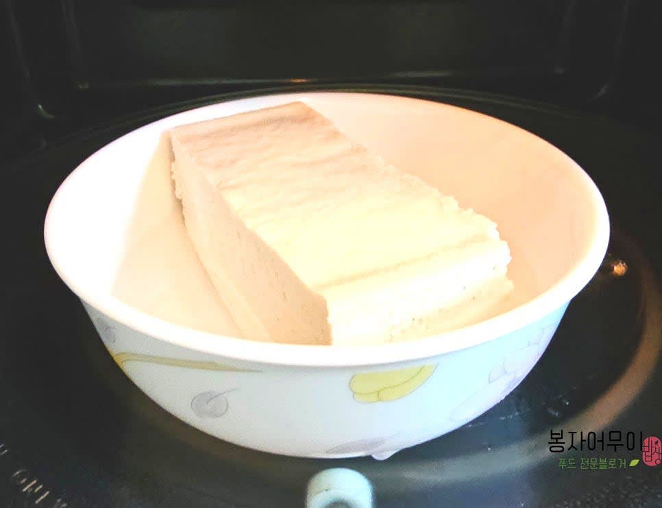 두부를 끓는 물에 데치거나 물 조금 부어서 전자레인지에 3분 돌려줍니다. 이후 두부에 소금을 한 꼬집 뿌려 수분을 제거합니다.