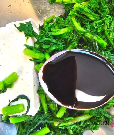 두부와 쑥갓을 함께 채반에 담아 20~30분 정도 물기가 빠지도록 둡니다.