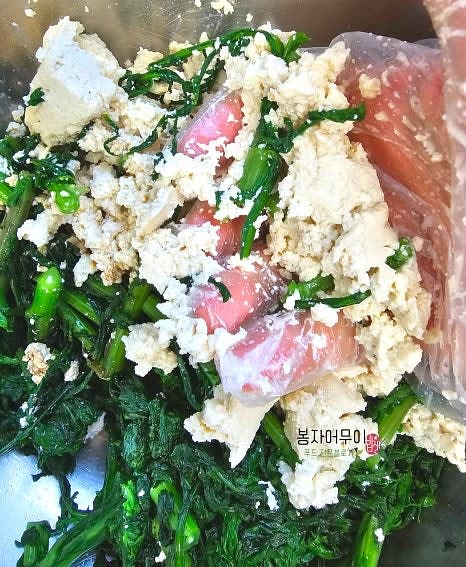 국간장 2스푼, 참기름 1스푼, 깨소금을 넣어 쑥갓과 두부를 잘 버무려줍니다.