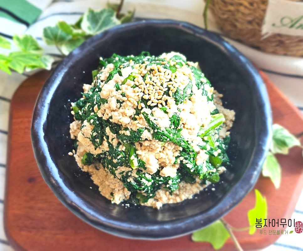 완성된 쑥갓 두부 무침을 접시에 담아냅니다.