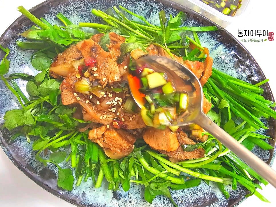 먹기 직전에 살짝만 데친 야채를 바닥에 깔고 돼지고기 뒷다리살을 올린 다음 양념 소스를 먹을 만큼만 뿌려주세요.