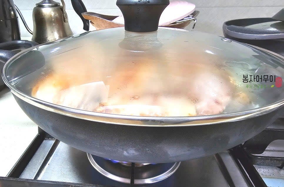 뚜껑을 덮고 20~25분 정도 약한 불로 익혀 줍니다.