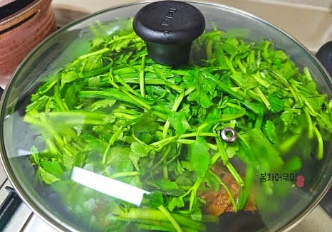 익힌 고기 위에 양념 소스를 얹고 미나리와 부추를 추가한 후 뚜껑을 덮고 1분 정도 수분만 날려줍니다.