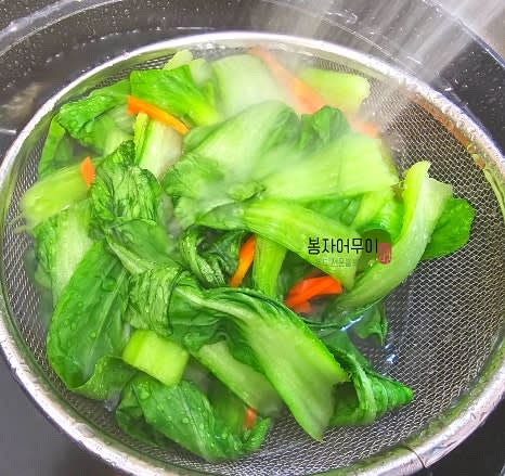 끓는 물에 데침용 소금 1스푼을 넣고 청경채를 아래위로 한두 번 섞어서 데친 뒤 바로 건져냅니다. 시간이 물에 묻을 만큼만 30초 정도 데치면 됩니다.