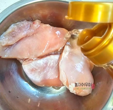 닭 가슴살을 생강맛술에 재워 잡내를 제거한 후 끓는 물에 삶아줍니다.