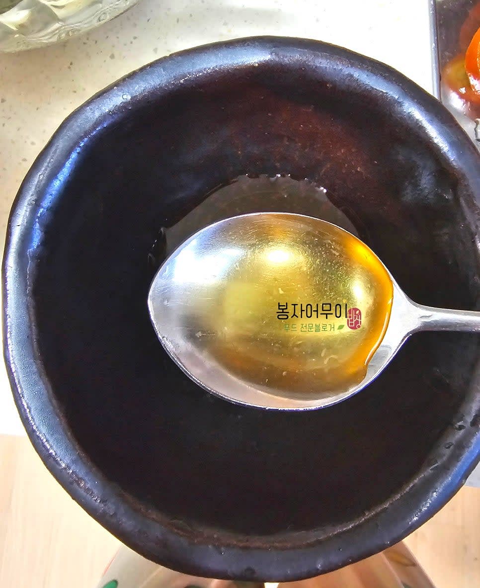 레몬청, 발사믹 글레이즈, 올리브오일, 간장을 섞어 샐러드 소스를 만듭니다. 레몬청이 없다면 레몬액 1스푼과 설탕 1스푼을 섞어 대체할 수 있습니다.