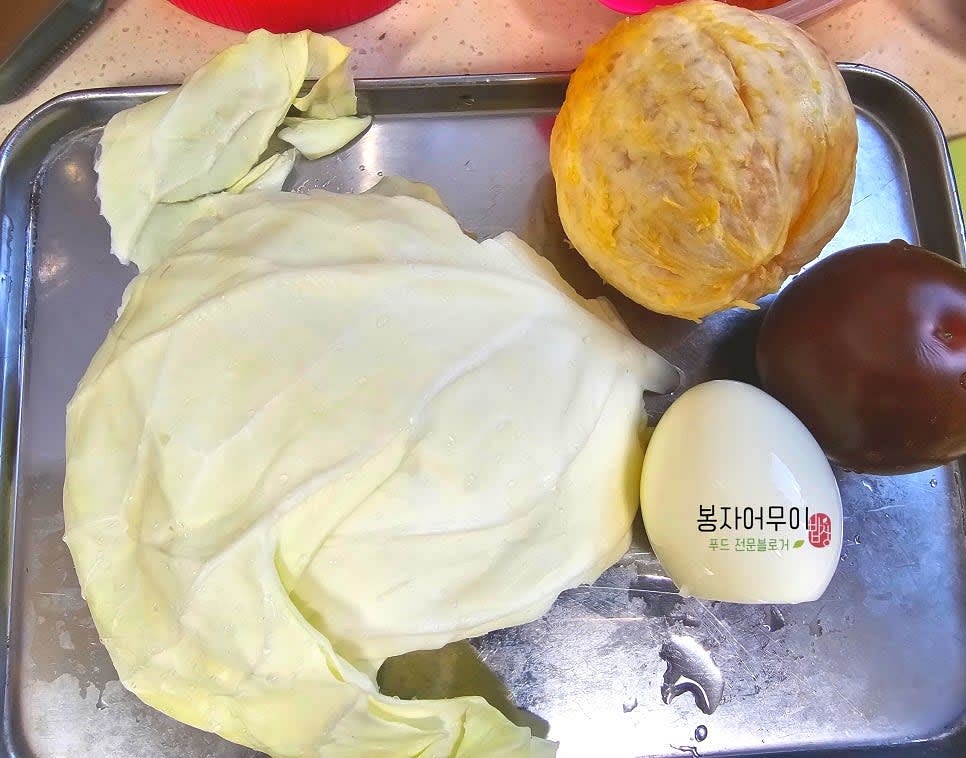 양배추를 깨끗이 씻어 채 썰고 토마토와 오렌지는 먹기 좋게 썹니다. 삶은 계란도 반으로 자릅니다.