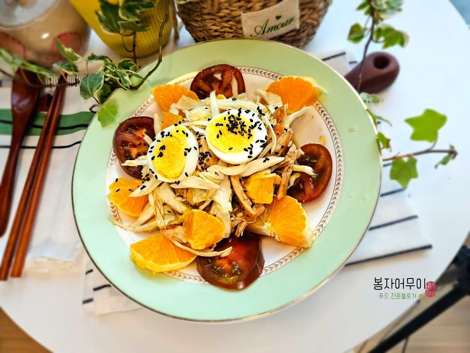 삶은 계란을 곁들여 완성합니다.