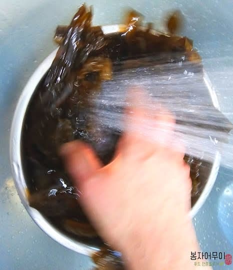 곰피를 깨끗이 손질하고 씻은 후 물기를 제거합니다.