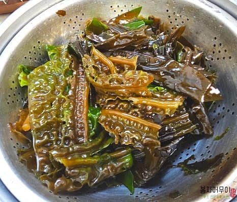 끓는 물에 곰피를 데쳐서 식힌 후 물기를 꼭 짜줍니다.