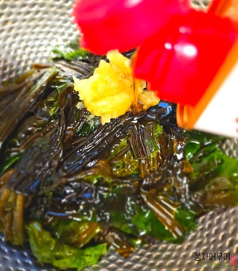 데친 곰피에 까나리액젓, 간장, 다진 마늘, 참기름을 넣고 골고루 섞어줍니다.