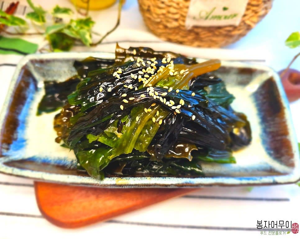 완성된 곰피 무침을 접시에 담아 맛있게 드세요.