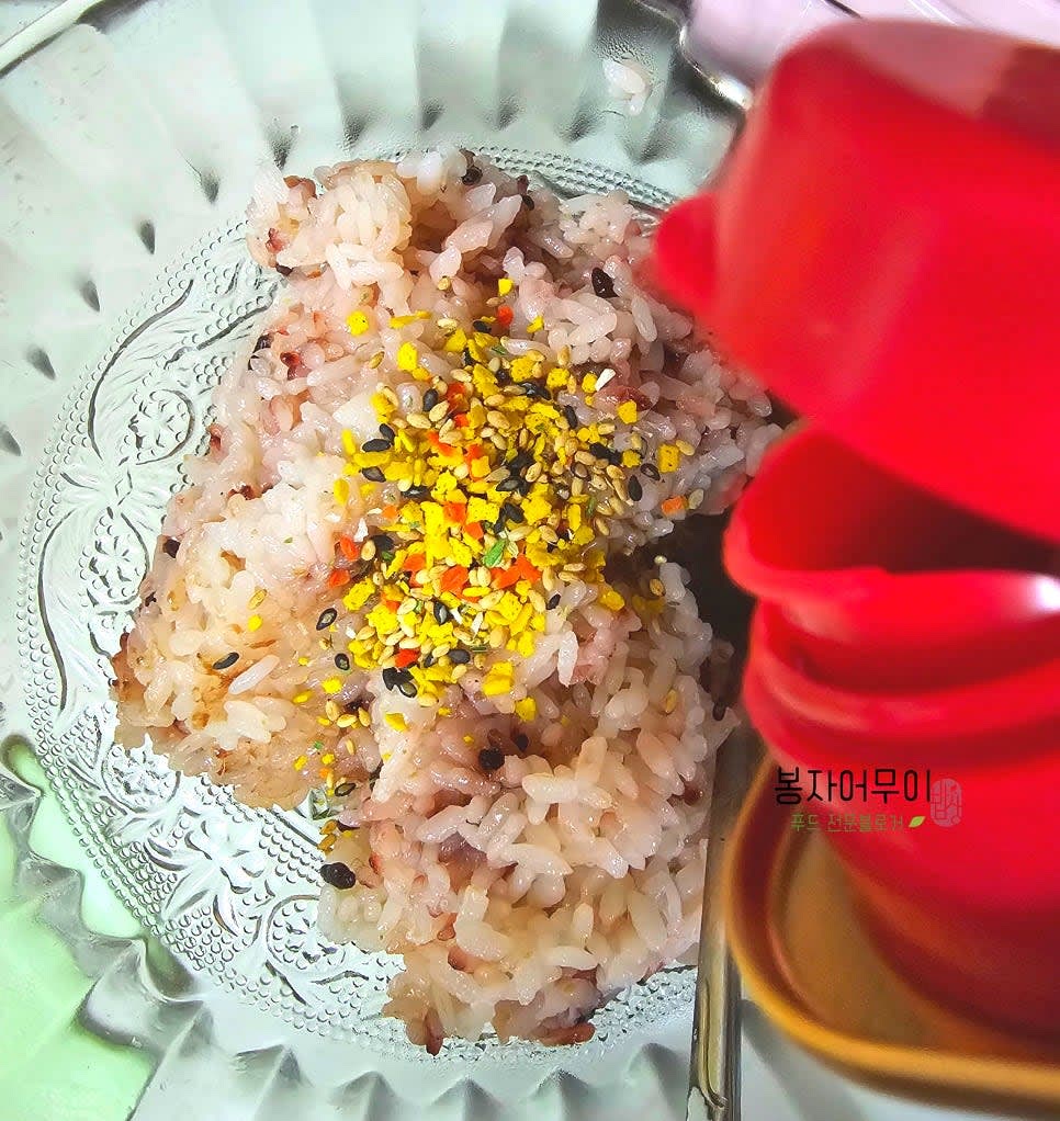 밥을 준비합니다. 단촛물(식초, 설탕, 소금, 참기름)을 만들어 밥에 섞어줍니다.