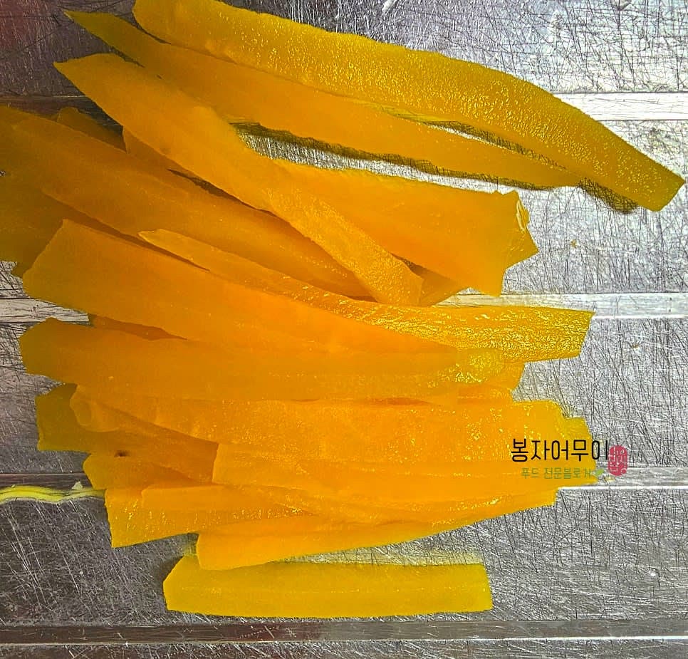 단무지와 햄을 반줄 크기로 썰어줍니다. 햄은 팬에서 구워줍니다.