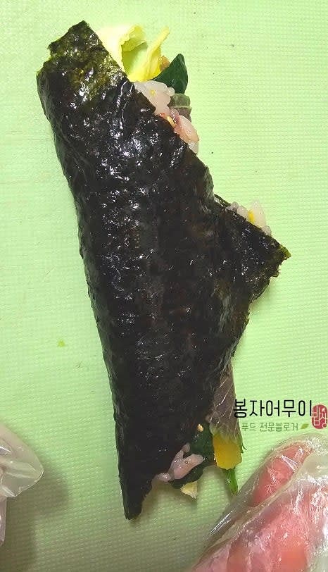 재료를 김으로 감싸며 접어줍니다.