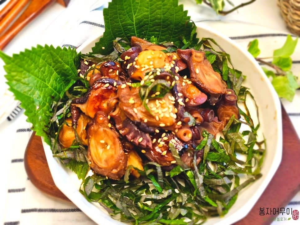 깻잎과 함께 문어 산적을 담고 통깨를 뿌려 완성합니다.
