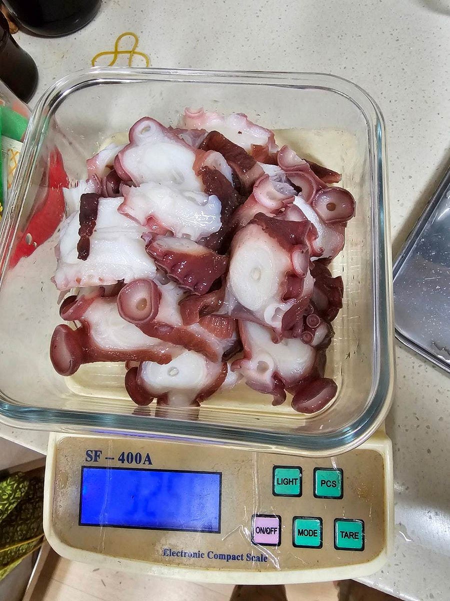 냉동된 문어 다리를 먹기 좋은 크기로 잘라주세요.