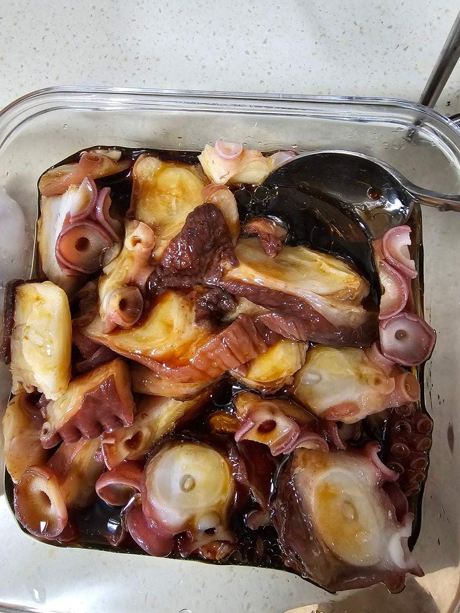 썬 문어를 유리 통에 담아 생강 맛술 반컵, 간장 반컵, 참기름 1스푼 넣고 냉장고에 하루 보관하세요.