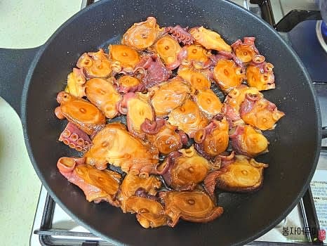 다음 날, 썰어둔 문어를 구워서 수분을 날려줍니다.