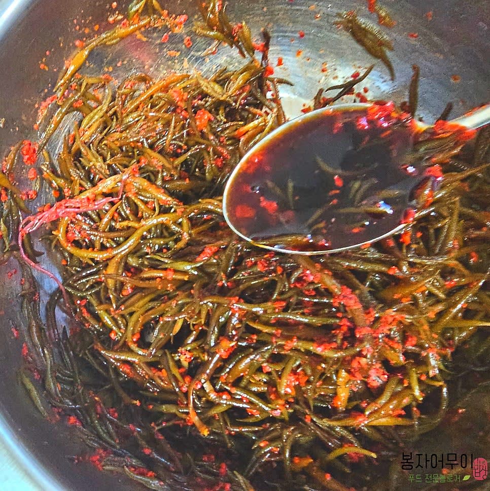 마늘 반 스푼, 고춧가루 2스푼, 까나리액젓 2스푼, 간장 1스푼을 넣고 잘 섞습니다.
