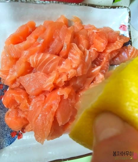 생연어의 비린 맛을 제거하기 위해 레몬즙을 내어 골고루 뿌려줍니다. 레몬의 산미로 연어의 맛을 한결 좋게 만듭니다.