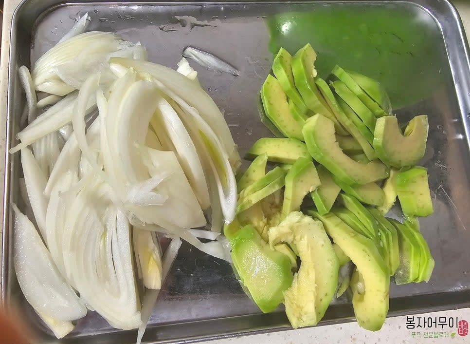 양파는 얇게 최대한 얇게 채를 썰고, 후숙해서 부드럽게 아보카도도 먹기 좋게 썰어줍니다.