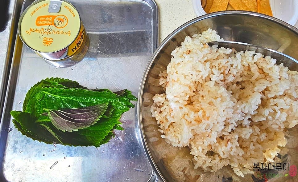 밥에 단촛물을 넣고 잘 섞어둡니다.