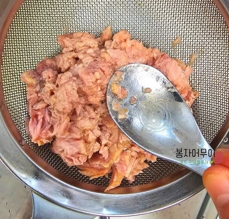 참치캔의 기름을 쭉 빼고 마요네즈 1스푼과 소금 1꼬집을 섞어 참치마요를 준비합니다.