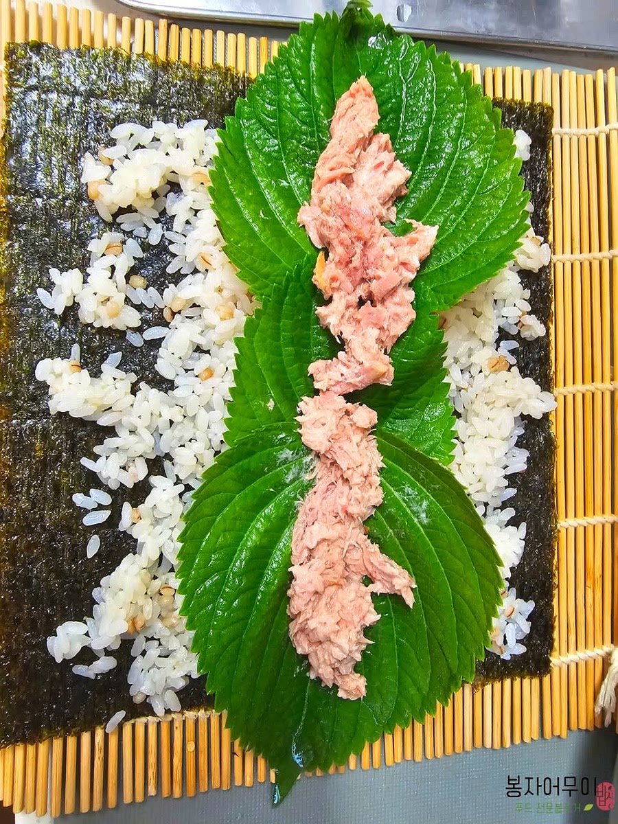 밥 위에 깻잎과 준비한 참치마요, 그외 단무지, 시금치 등 다양한 재료를 올립니다.