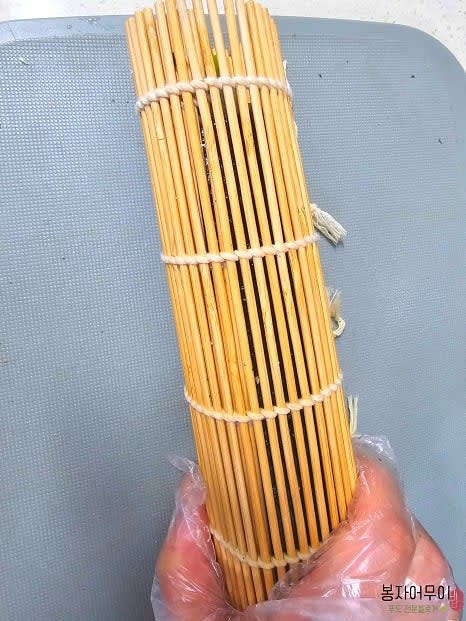 김밥을 말아 꼭꼭 눌러줍니다.