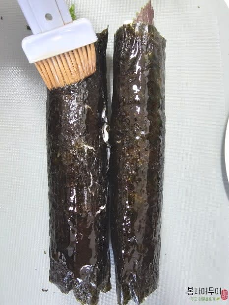 김밥 위에 참기름을 발라 깔끔하게 마무리합니다.