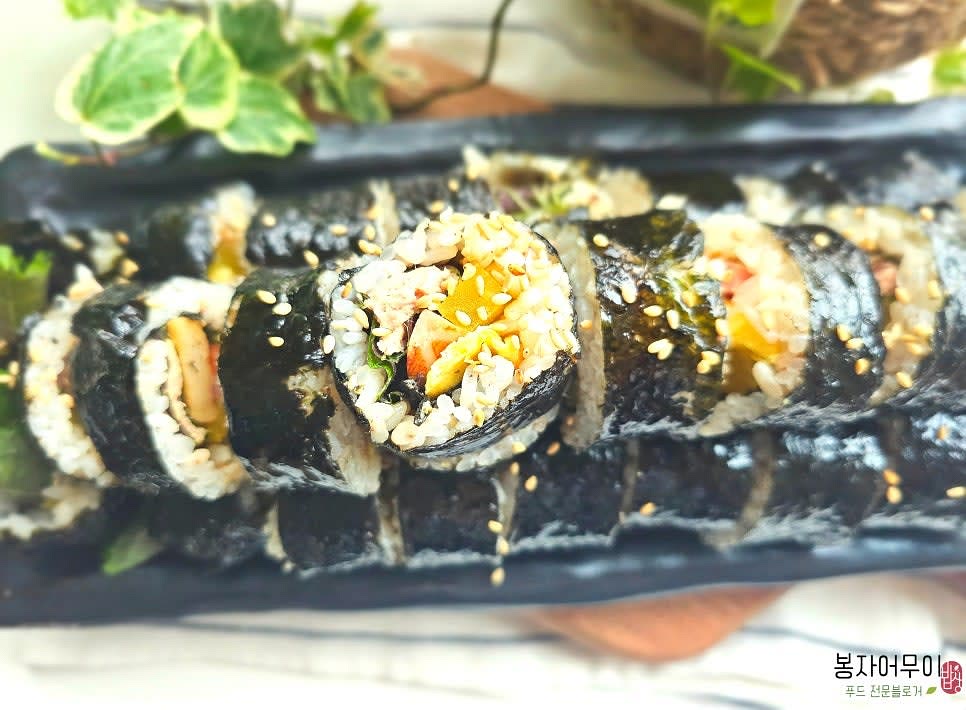 먹기 좋은 크기로 썰어 완성합니다.