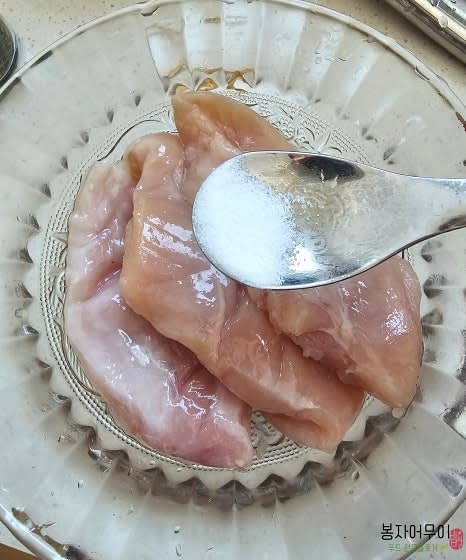 냉동 닭가슴살을 해동시키고, 해동 후 물기를 제거합니다. 맛술과 소금, 후추, 파슬리가루를 뿌려 양념합니다.