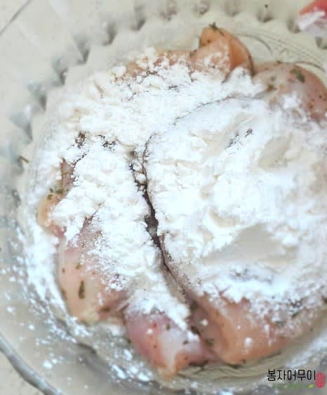 닭가슴살에 전분을 입혀줍니다.