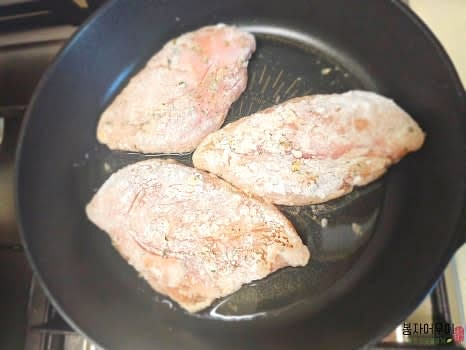 팬에 기름을 두르고 닭가슴살을 앞뒤로 노릇하게 굽습니다. 속까지 익도록 뚜껑을 덮고 중간불에서 천천히 조리합니다.