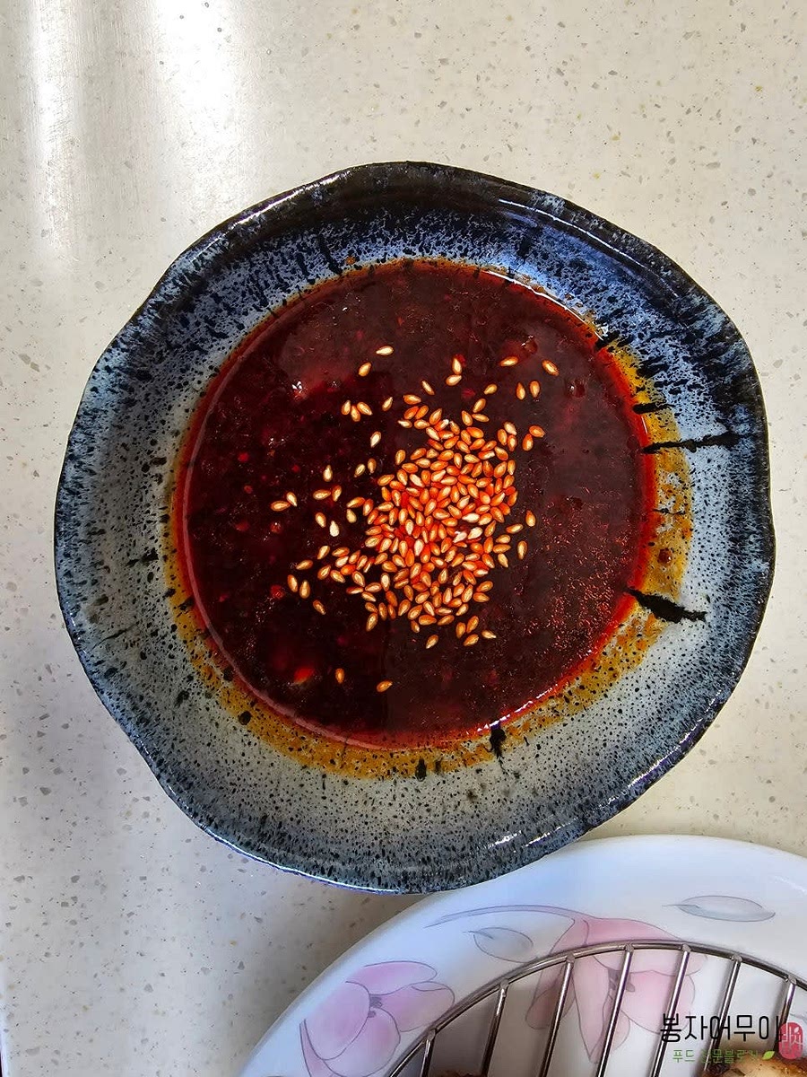 유린기 소스를 그릇에 따로 담아 먹기 직전에 뿌려 드시면 더욱 신선한 맛을 즐길 수 있습니다.